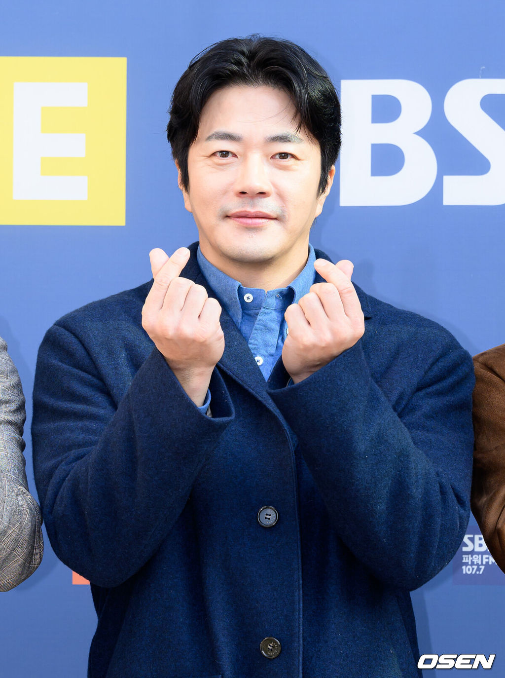 배우 정준호, 권상우, 이이경이 22일 서울 목동 SBS에서 진행된 SBS파워FM ‘두시탈출 컬투쇼’ 에 출연했다.‘히트맨2’는 대히트 흥행 작가에서 순식간에 ‘뇌절작가’로 전락한 ‘준’(권상우 분)이 야심 차게 선보인 신작 웹툰을 모방한 테러가 발생하고, 하루아침에 범인으로 몰리면서 벌어지는 코믹 액션 영화로 오는 22일 개봉.권상우가 방송국으로 향하며 포즈를 취하고 있다. 2025.01.22 /sunday@osen.co.kr