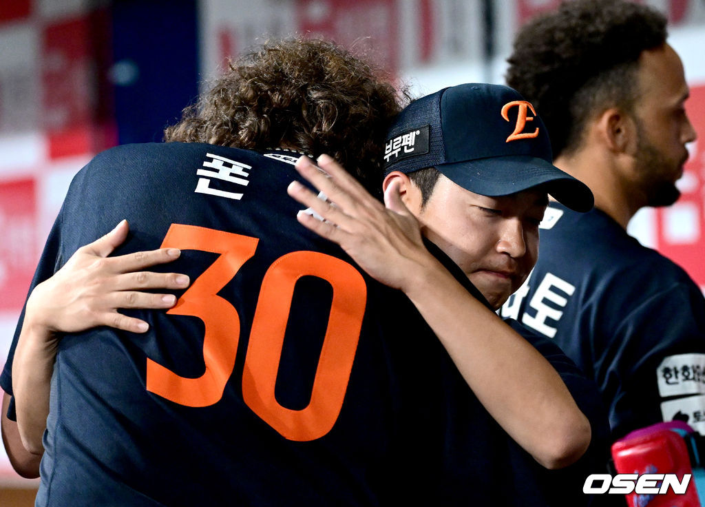 통역 김지환 씨와 뜨겁게 포옹하는 폰세.