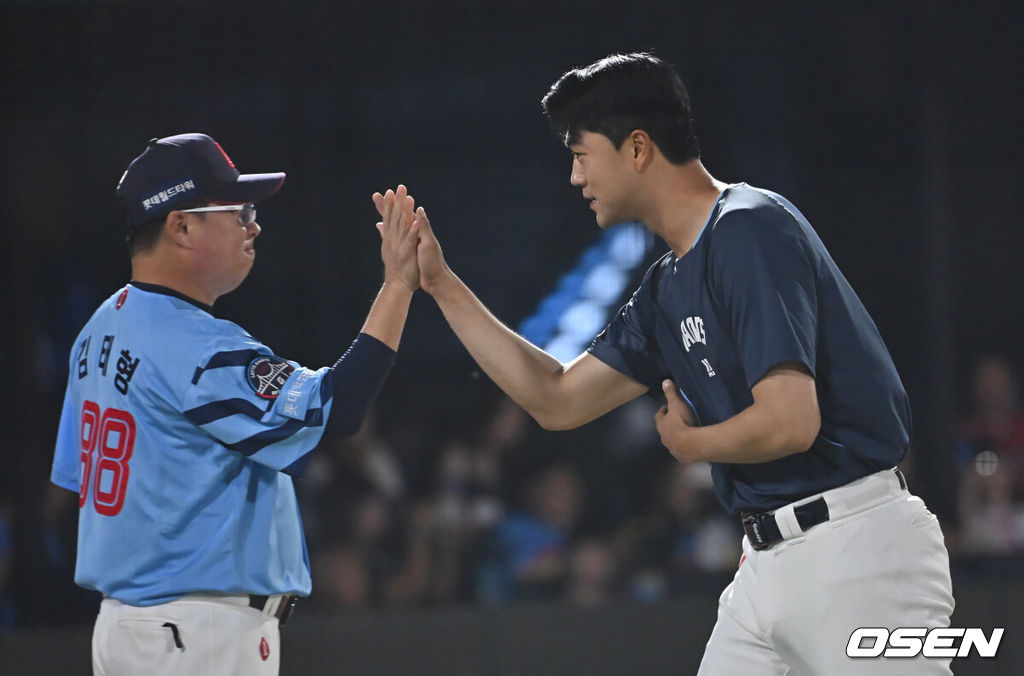 22일 부산 사직야구장에서 2025 신한 SOL 뱅크 KBO 리그 롯데 자이언츠와 삼성 라이온즈의 경기가 열렸다. 홈팀 롯데는 박세웅이, 방문팀 삼성은 원태인이 선발 출전했다.롯데 자이언츠 김태형 감독이 삼성 라이온즈에 9-6 역전승 한 후 윤성빈과 하이파이브를 하고 있다. 2025.06.22 / foto0307@osen.co.kr