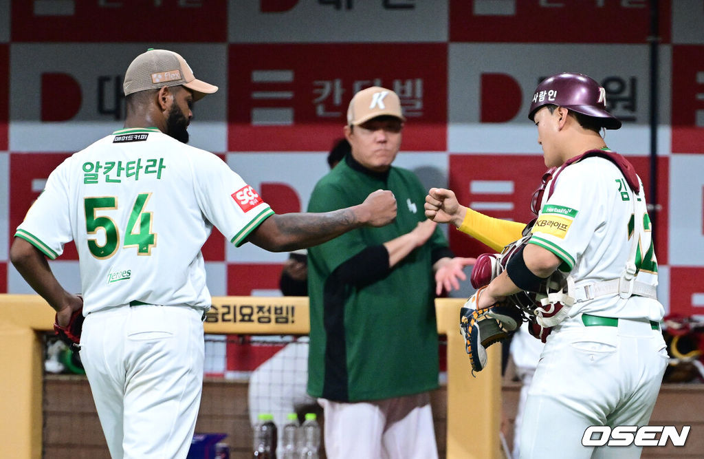 4일 서울 고척스카이돔에서 ‘2025 신한 SOL Bank KBO리그’ 키움 히어로즈와 한화 이글스의 경기가 열렸다.홈팀 키움은 라울 알칸타라, 방문팀 한화는 코디 폰세를 선발로 내세웠다.5회초 한화 공격을 무실점으로 막아낸 키움 선발 알칸타라와 포수 김건희가 더그아웃으로 향하며 인사를 나누고 있다. 2025.07.04 / dreamer@osen.co.kr