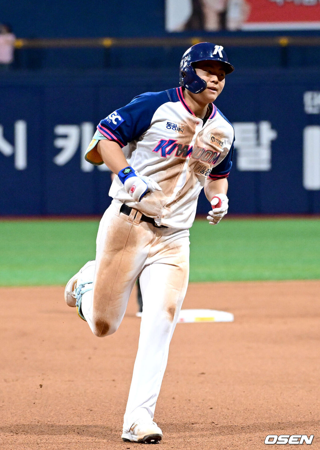 5일 서울 고척스카이돔에서 ‘2025 신한 SOL Bank KBO리그’ 키움 히어로즈와 한화 이글스의 경기가 열렸다.홈팀 키움은 라클란 웰스, 방문팀 한화는 류현진을 선발로 내세웠다.8회말 2사 주자없는 상황 키움 어준서가 동점 우월 솔로포를 날리고 그라운드를 돌고 있다. 2025.07.05 / dreamer@osen.co.kr
