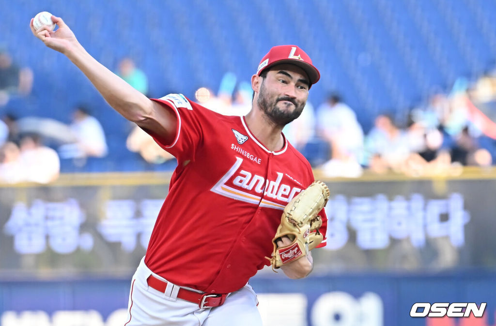 5일 창원NC파크에서 2025 신한 SOL 뱅크 KBO 리그 NC 다이노스와 SSG 랜더스의 경기가 열렸다. 홈팀 NC는 조민석이, 방문팀 SSG는 화이트가 선발 출전했다. SSG 랜더스 선발투수 화이트가 역투하하고 있다. 2025.07.05 / foto0307@osen.co.kr