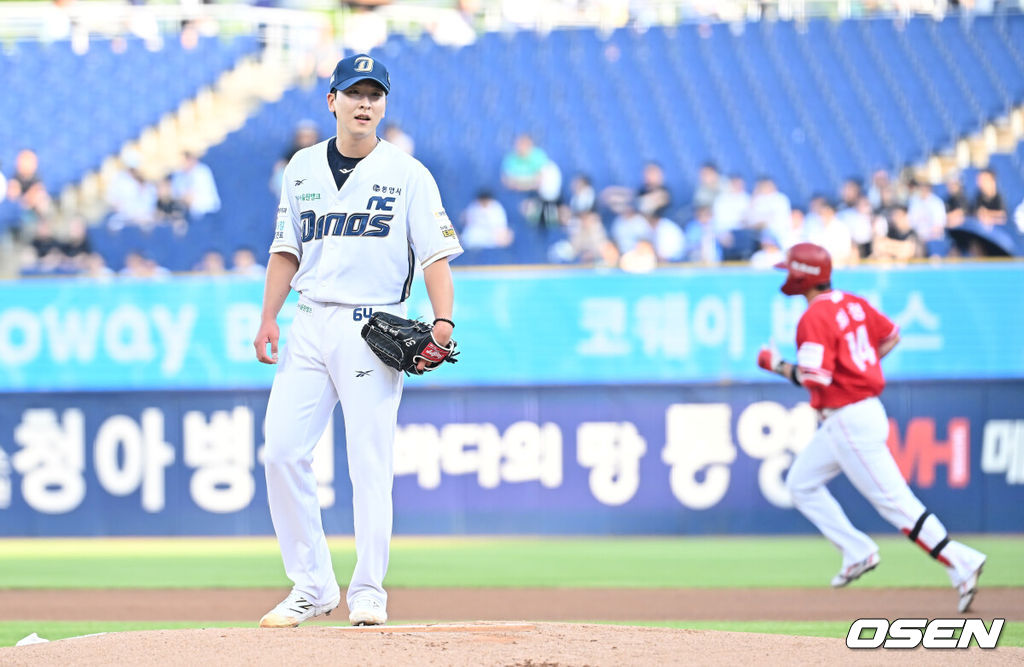 5일 창원NC파크에서 2025 신한 SOL 뱅크 KBO 리그 NC 다이노스와 SSG 랜더스의 경기가 열렸다. 홈팀 NC는 조민석이, 방문팀 SSG는 화이트가 선발 출전했다. NC 다이노스 선발투수 조민석이 1회초 2사 SSG 랜더스 최정에게 좌월 솔로 홈런을 맞고 아쉬워하고 있다. 2025.07.05 / foto0307@osen.co.kr