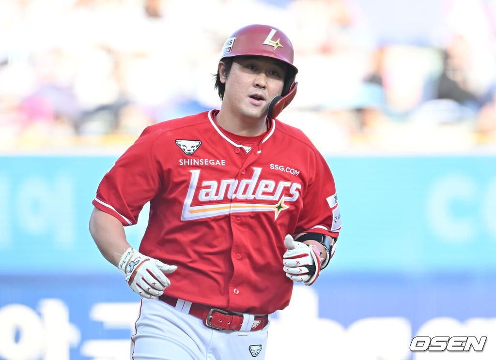 5일 창원NC파크에서 2025 신한 SOL 뱅크 KBO 리그 NC 다이노스와 SSG 랜더스의 경기가 열렸다. 홈팀 NC는 조민석이, 방문팀 SSG는 화이트가 선발 출전했다. SSG 랜더스 최정이 1회초 2사 좌월 솔로 홈런을 치고 그라운드를 돌고 있다. 2025.07.05 / foto0307@osen.co.kr