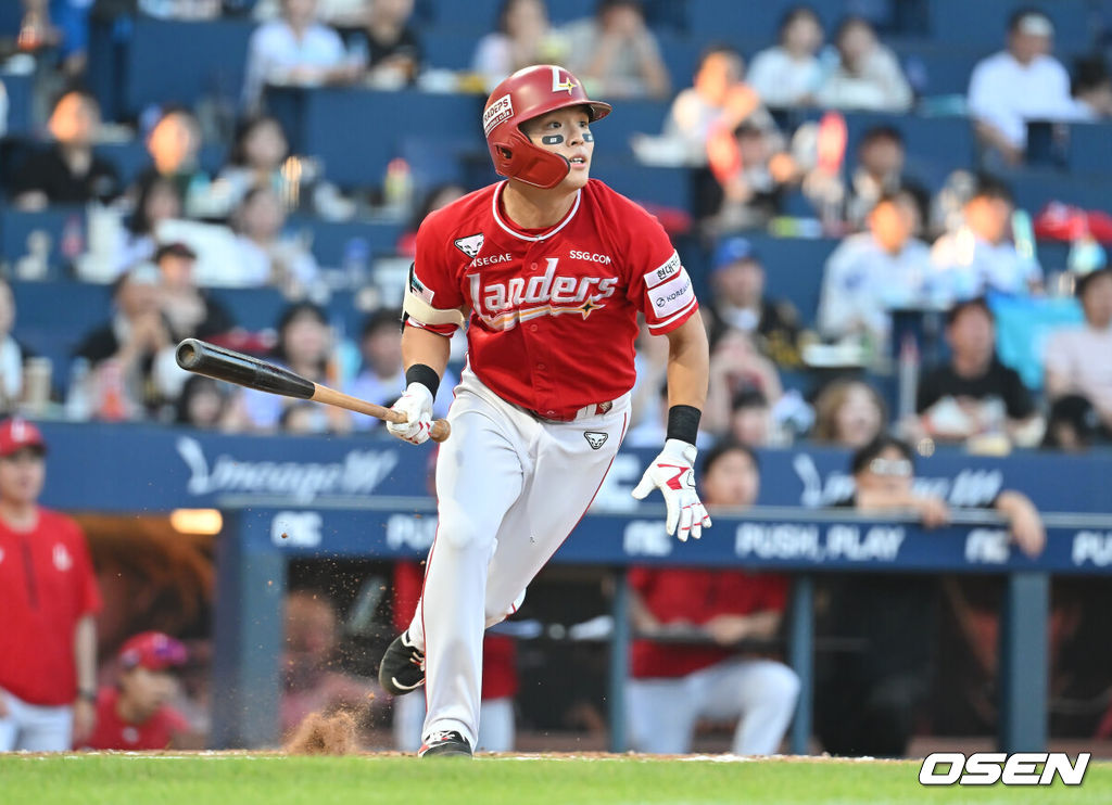 5일 창원NC파크에서 2025 신한 SOL 뱅크 KBO 리그 NC 다이노스와 SSG 랜더스의 경기가 열렸다. 홈팀 NC는 조민석이, 방문팀 SSG는 화이트가 선발 출전했다. SSG 랜더스 정준재가 4회초 2사 만루 우익수 오른쪽 2타점 안타를 치고 있다. 2025.07.05 / foto0307@osen.co.kr