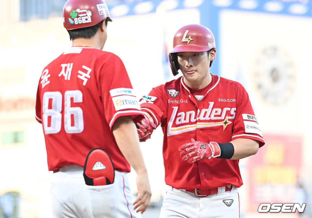 5일 창원NC파크에서 2025 신한 SOL 뱅크 KBO 리그 NC 다이노스와 SSG 랜더스의 경기가 열렸다. 홈팀 NC는 조민석이, 방문팀 SSG는 화이트가 선발 출전했다. SSG 랜더스 최지훈이 4회초 2사 만루 우익수 앞 2타점 안타를 치고 하이파이브를 하고 있다. 2025.07.05 / foto0307@osen.co.kr