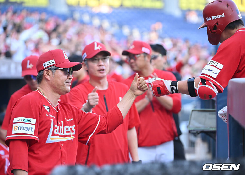 5일 창원NC파크에서 2025 신한 SOL 뱅크 KBO 리그 NC 다이노스와 SSG 랜더스의 경기가 열렸다. 홈팀 NC는 조민석이, 방문팀 SSG는 화이트가 선발 출전했다. SSG 랜더스 이숭용 감독이 1회초 2사 좌월 솔로 홈런을 친 최정과 하이파이브를 하고 있다. 2025.07.05 / foto0307@osen.co.kr