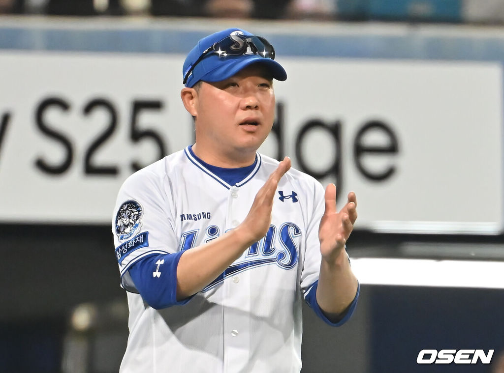 25일 대구삼성라이온즈파크에서 2025 신한 SOL 뱅크 KBO 리그 삼성 라이온즈와 한화 이글스의 경기가 열렸다. 홈팀 삼성은 후라도가, 방문팀 한화는 와이스가 선발 출전했다. 삼성 라이온즈 박진만 감독이 한화 이글스에 7-2로 승리한 후 기쁨을 나누고 있다. 2025.06.25 / foto0307@osen.co.kr