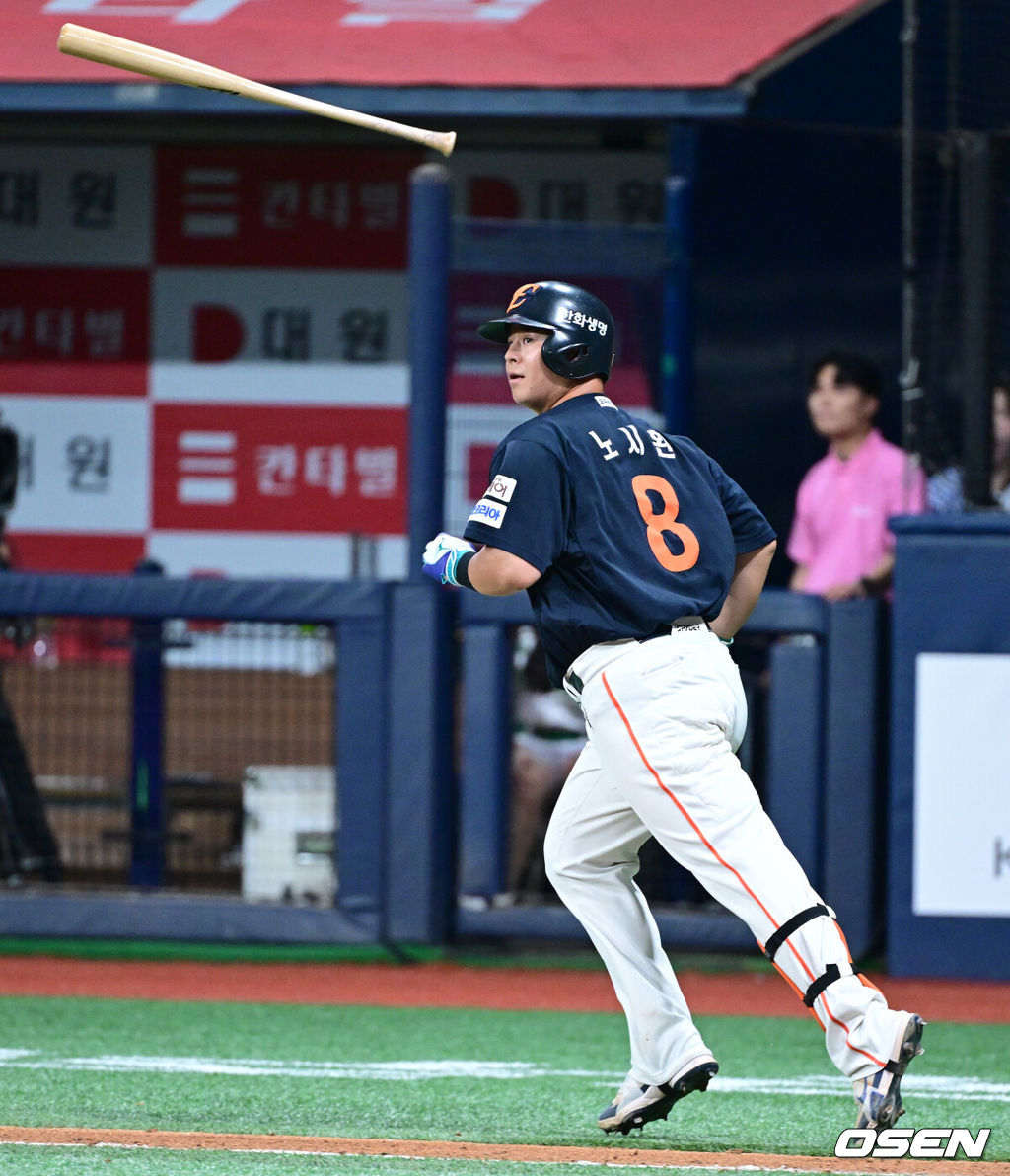 4일 서울 고척스카이돔에서 ‘2025 신한 SOL Bank KBO리그’ 키움 히어로즈와 한화 이글스의 경기가 열렸다.홈팀 키움은 라울 알칸타라, 방문팀 한화는 코디 폰세를 선발로 내세웠다.9회초 1사 주자없는 상황 한화 노시환이 역전 좌월 솔로포를 날리고 배트를 던지고 있다. 2025.07.04 / dreamer@osen.co.kr