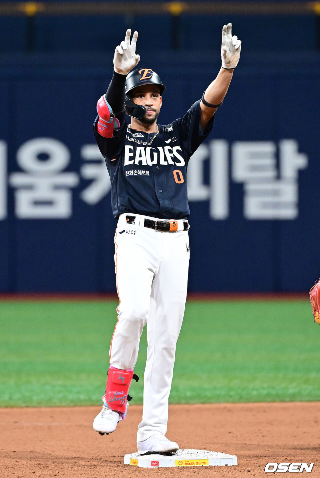 5일 서울 고척스카이돔에서 ‘2025 신한 SOL Bank KBO리그’ 키움 히어로즈와 한화 이글스의 경기가 열렸다.홈팀 키움은 라클란 웰스, 방문팀 한화는 류현진을 선발로 내세웠다.9회초 1사 2루 상황 한화 리베라토가 다시 앞서가는 중견수 키를 넘기는 1타점 2루타를 날리고 2루에 안착해 기뻐하고 있다. 2025.07.05 / dreamer@osen.co.kr
