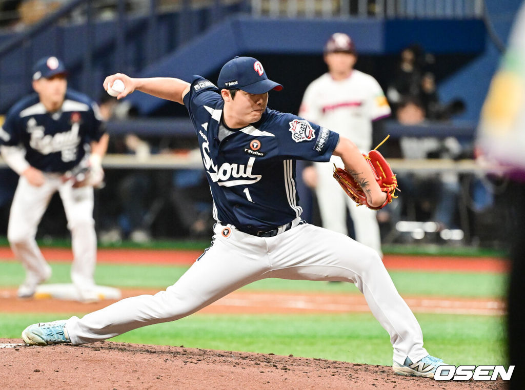 23일 오후 서울 고척스카이돔에서 ‘2025 신한 SOL BANK KBO리그’ 키움 히어로즈와 두산 베어스의 경기가 진행됐다.이날 키움은 김윤하를, 두산은 김유성을 선발투수로 내세웠다.6회말 두산 박치국 투수가 역투하고 있다. 2025.04.23 / soul1014@osen.co.kr