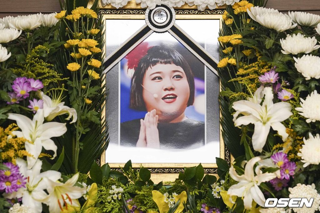 [OSEN=사진팀]  개그우먼 故 이지수의 빈소가 12일 서울 영등포구 신화요양병원 장례식장 2호실에 마련됐다.1993년생인 故 이지수는 윤형빈 소극장 출신이다. 2021년 tvN '코미디빅리그'를 통해 방송에 데뷔했다. '오동대학', '나의 장사일지', '코빅엔터', '취향저격수' 등 다양한 코너에 출연했다. 이외에도 故 이지수는 유튜브를 통해 활동했고, 최근 개그맨 신규진과 함께 '이마트24로 사는 법' 채널에 등장하기도 했다.고인의 사인은 아직 전해지지 않았다.한편 발인은 오는 13일 오전 6시 40분이며, 장지는 서울시립승화원이다. 2023. 06.02 사진공동취재단