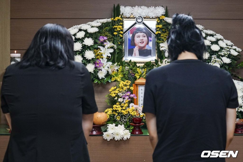 [OSEN=사진팀]  개그우먼 故 이지수의 빈소가 12일 서울 영등포구 신화요양병원 장례식장 2호실에 마련됐다.1993년생인 故 이지수는 윤형빈 소극장 출신이다. 2021년 tvN '코미디빅리그'를 통해 방송에 데뷔했다. '오동대학', '나의 장사일지', '코빅엔터', '취향저격수' 등 다양한 코너에 출연했다. 이외에도 故 이지수는 유튜브를 통해 활동했고, 최근 개그맨 신규진과 함께 '이마트24로 사는 법' 채널에 등장하기도 했다.고인의 사인은 아직 전해지지 않았다.한편 발인은 오는 13일 오전 6시 40분이며, 장지는 서울시립승화원이다. 2023. 06.02 사진공동취재단