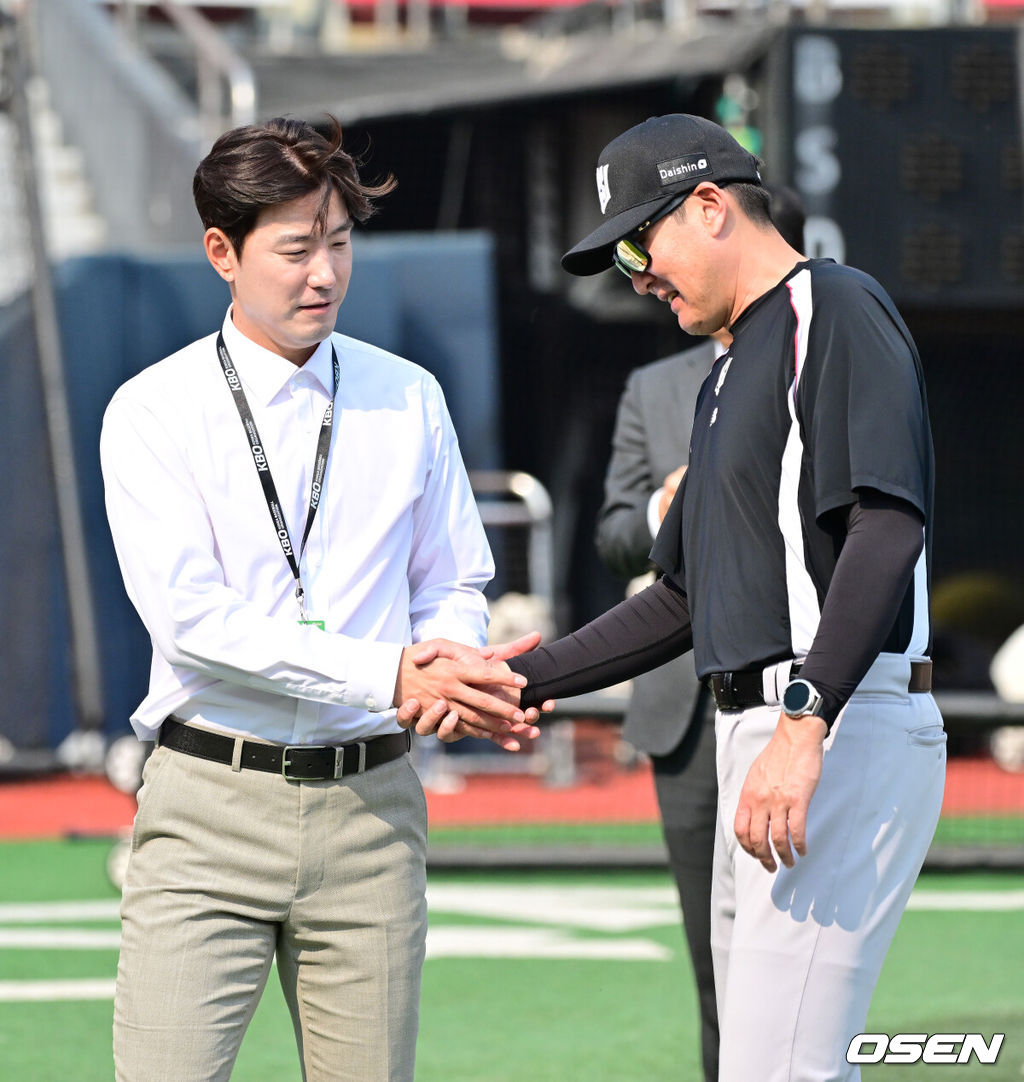 28일 오후 수원 KT위즈파크에서 열린 ‘2025 신한 SOL BANK KBO리그’ KT 위즈와 두산 베어스의 경기가 진행됐다.이날 경기에는 KT는 쿠에바스를, 두산을 최민석을 선발투수로 내세웠다.경기 앞두고 김재호 해설위원이 KT 유한준 코치와 인사를 나누고 있다.  2025.05.28 / soul1014@osen.co.kr