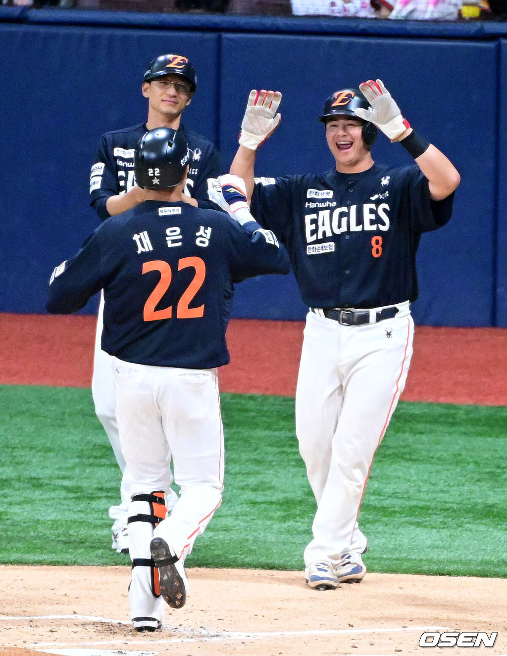 6일 서울 고척스카이돔에서 ‘2025 신한 SOL Bank KBO리그’ 키움 히어로즈와 한화 이글스의 경기가 열렸다.홈팀 키움은 박주성, 방문팀 한화는 라이언 와이스를 선발로 내세웠다.2회초 무사 1루 상황 한화 채은성이 선제 좌월 솔로포를 날리고 홈을 밟으며 노시환과 인사를 나누고 있다. 2025.07.06 / dreamer@osen.co.kr