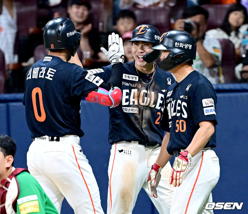 6일 서울 고척스카이돔에서 ‘2025 신한 SOL Bank KBO리그’ 키움 히어로즈와 한화 이글스의 경기가 열렸다.홈팀 키움은 박주성, 방문팀 한화는 라이언 와이스를 선발로 내세웠다.7회초 1사 1, 2루 상황 한화 리베라토가 달아나는 우월 스리런포를 날리고 홈을 밟은 뒤 심우준-이원석과 인사를 나누고 있다. 2025.07.06 / dreamer@osen.co.kr