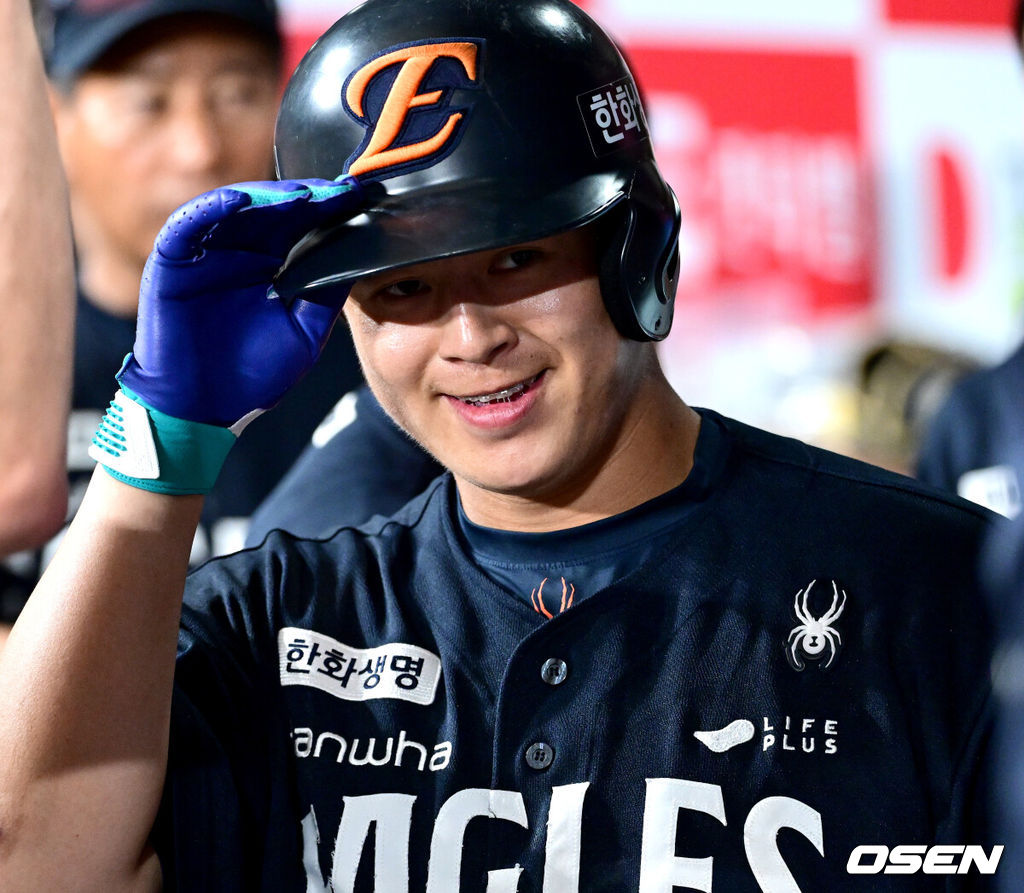 6일 서울 고척스카이돔에서 ‘2025 신한 SOL Bank KBO리그’ 키움 히어로즈와 한화 이글스의 경기가 열렸다.홈팀 키움은 박주성, 방문팀 한화는 라이언 와이스를 선발로 내세웠다.7회초 2사 주자없는 상황 한화 노시환이 달아나는 좌월 솔로포를 날리고 홈을 밟은 뒤 더그아웃 동료들과 인사를 나누고 있다. 2025.07.06 / dreamer@osen.co.kr