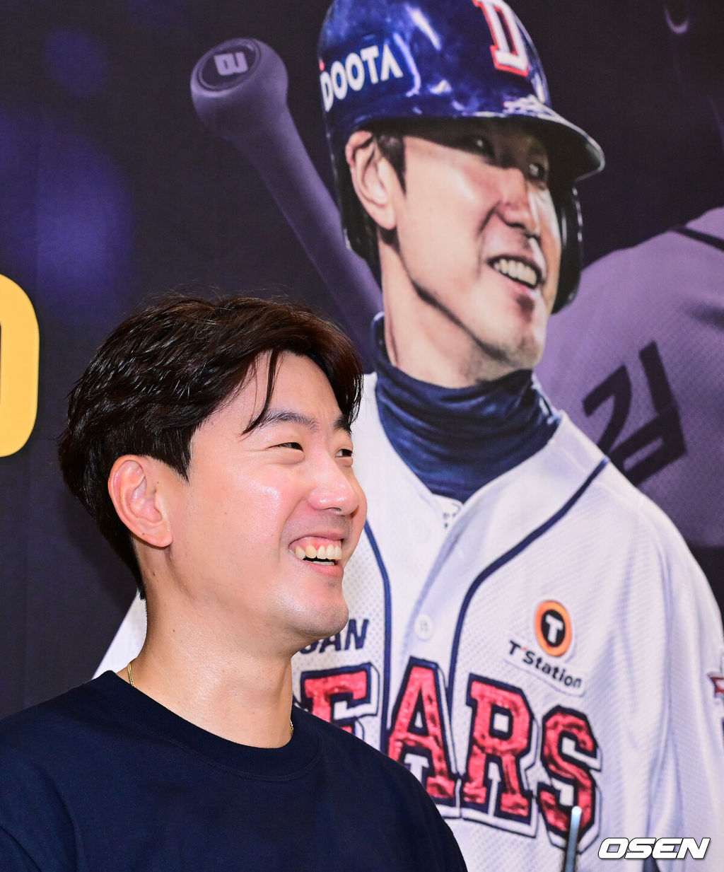 6일 오후 서울 잠실구장에서 ‘2025 신한 SOL Bank KBO리그’ 두산 베어스와 KT 위즈의 경기가 열렸다.두산은 최승용, KT는 엔마누엘 데 헤이수스를 선발로 내세웠다.두산은 이날 2024시즌을 끝으로 은퇴를 선언한 김재호의 은퇴식을 개최한다. 은퇴식 테마는 ‘베어스 올타임 No.1 유격수 김재호’이다. 김재호는 은퇴선수 특별 엔트리를 통해 1군 엔트리에도 이름을 올렸다. 경기에 앞서 김재호가 기자회견을 하고 있다. 2025.07.05 /jpnews@osen.co.kr