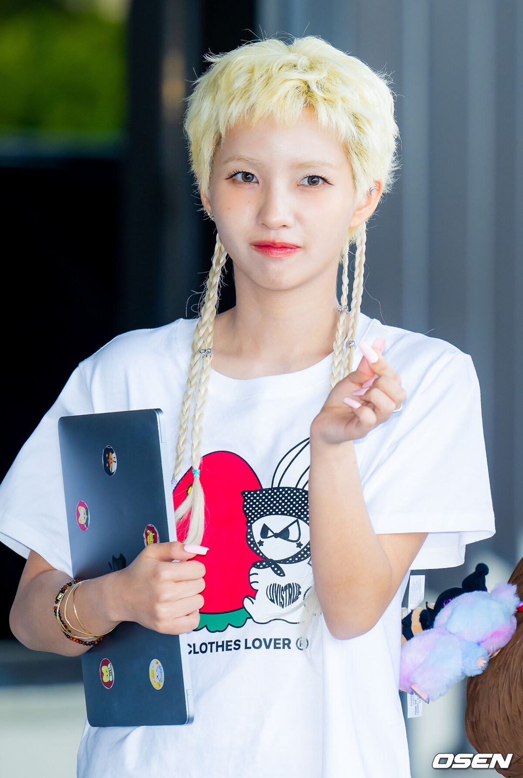 그룹 아이들(i-dle)이 28일 김포공항을 통해 일본 도쿄로 출국했다. 아이들은 일본 K아레나 요코하마에서 열리는 '제2회 아시아 스타 엔터테이너 어워즈'(ASEA 2025)에 참석한다.아이들 소연이 입장하며 포즈를 취하고 있다. 2025.05.28 / rumi@osen.co.kr
