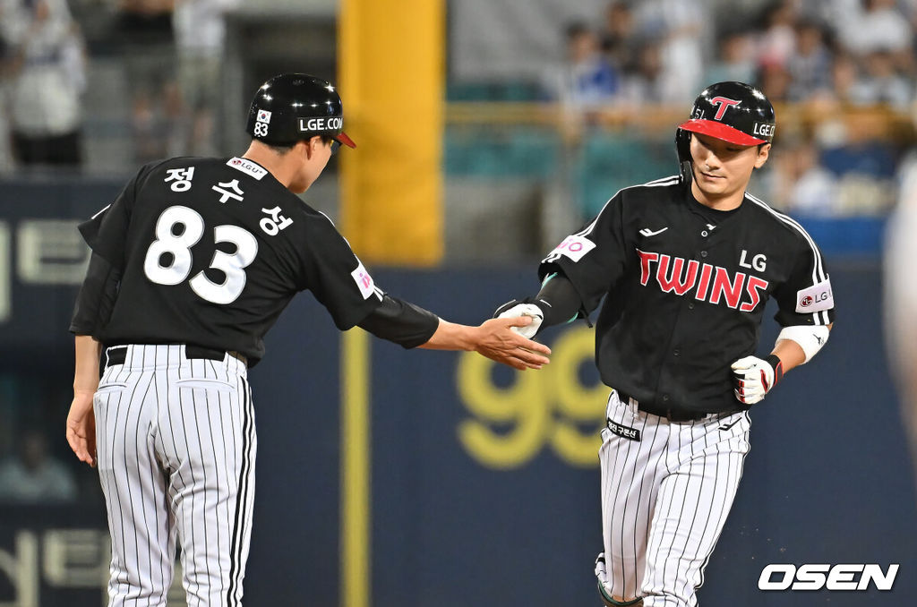 4일 대구삼성라이온즈파크에서 2025 신한 SOL 뱅크 KBO 리그 삼성 라이온즈와 LG 트윈스의 경기가 열렸다. 홈팀 삼성은 이승현이, 방문팀 LG는 송승기가 선발 출전했다. LG 트윈스 신민재가 9회초 1사 삼성 라이온즈 이승현의 노히트 노런 기록을 깨는 홈런을 치고 하이파이브를 하고 있다. 2025.07.04 / foto0307@osen.co.kr