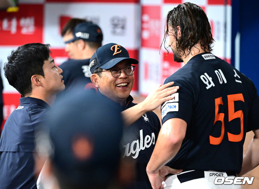 6일 서울 고척스카이돔에서 ‘2025 신한 SOL Bank KBO리그’ 키움 히어로즈와 한화 이글스의 경기가 열렸다.홈팀 키움은 박주성, 방문팀 한화는 라이언 와이스를 선발로 내세웠다.6회말 키움 공격을 무실점으로 막아낸 한화 선발 와이스가 더그아웃에서 양상문 투수코치와 대화를 나누고 있다. 2025.07.06 / dreamer@osen.co.kr