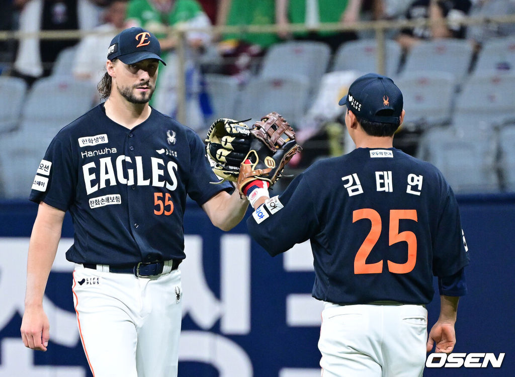 6일 서울 고척스카이돔에서 ‘2025 신한 SOL Bank KBO리그’ 키움 히어로즈와 한화 이글스의 경기가 열렸다.홈팀 키움은 박주성, 방문팀 한화는 라이언 와이스를 선발로 내세웠다.4회초 무사 선두타자로 나선 키움 이주형의 내야 땅볼 때 1루 포스아웃시킨 한화 선발 와이스가 1루수 김태연을 향해 인사를 전하고 있다. 2025.07.06 / dreamer@osen.co.kr