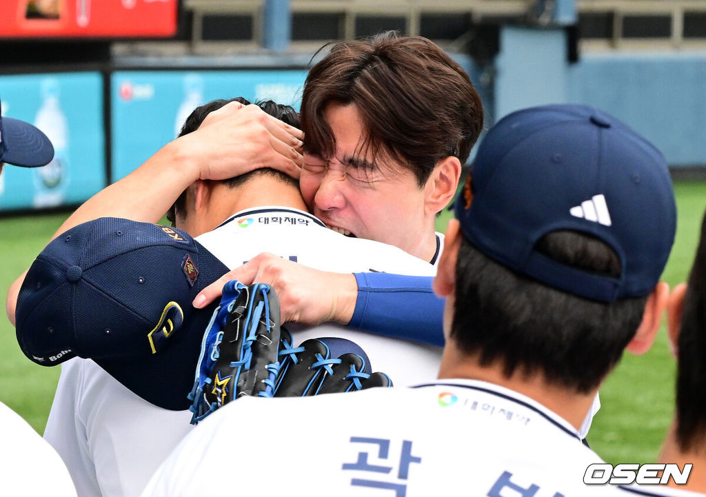 6일 오후 서울 잠실구장에서 ‘2025 신한 SOL Bank KBO리그’ 두산 베어스와 KT 위즈의 경기가 열렸다.두산은 최승용, KT는 엔마누엘 데 헤이수스를 선발로 내세웠다.두산은 이날 2024시즌을 끝으로 은퇴를 선언한 김재호의 은퇴식을 개최한다. 은퇴식 테마는 ‘베어스 올타임 No.1 유격수 김재호’이다. 김재호는 은퇴선수 특별 엔트리를 통해 1군 엔트리에도 이름을 올렸다. 1회초 2사에서 김재호가 교체되며 김재환과 포옹을 하고 있다. 2025.07.05 /jpnews@osen.co.kr