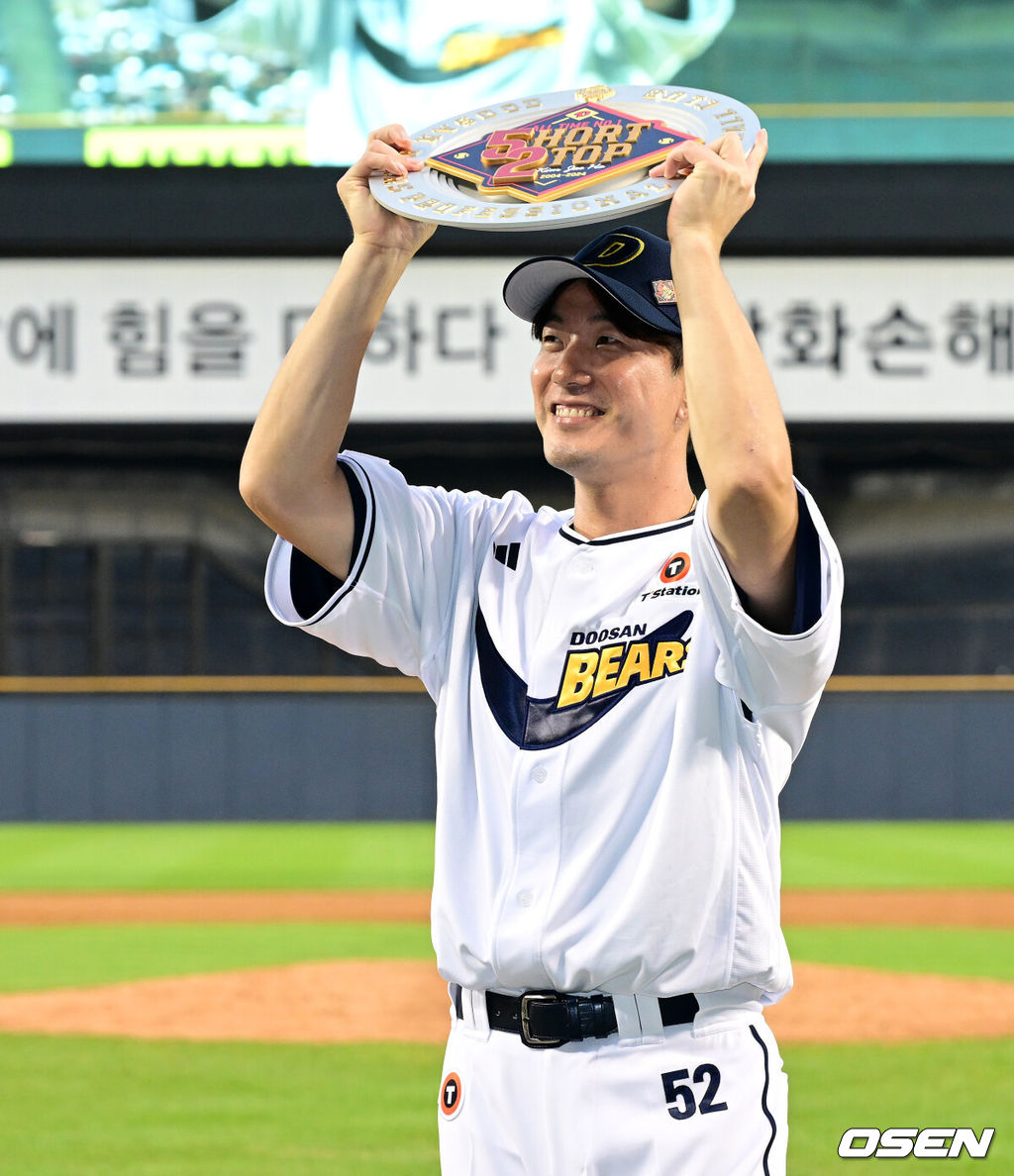 6일 오후 서울 잠실구장에서 ‘2025 신한 SOL Bank KBO리그’ 두산 베어스와 KT 위즈의 경기가 열렸다.두산은 최승용, KT는 엔마누엘 데 헤이수스를 선발로 내세웠다.두산은 이날 2024시즌을 끝으로 은퇴를 선언한 김재호의 은퇴식을 개최한다. 은퇴식 테마는 ‘베어스 올타임 No.1 유격수 김재호’이다. 김재호는 은퇴선수 특별 엔트리를 통해 1군 엔트리에도 이름을 올렸다. 클리닝타임 김재호가 선물 전달식을 갖고 포즈를 취하고 있다. 2025.07.05 /jpnews@osen.co.kr