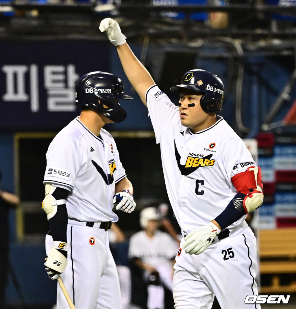 6일 오후 서울 잠실구장에서 ‘2025 신한 SOL Bank KBO리그’ 두산 베어스와 KT 위즈의 경기가 열렸다.두산은 최승용, KT는 엔마누엘 데 헤이수스를 선발로 내세웠다.두산은 이날 2024시즌을 끝으로 은퇴를 선언한 김재호의 은퇴식을 개최한다. 은퇴식 테마는 ‘베어스 올타임 No.1 유격수 김재호’이다. 김재호는 은퇴선수 특별 엔트리를 통해 1군 엔트리에도 이름을 올렸다. 6회말 무사에서 두산 양의지가 솔로포를 날리며 기뻐하고 있다. 2025.07.05 /jpnews@osen.co.kr