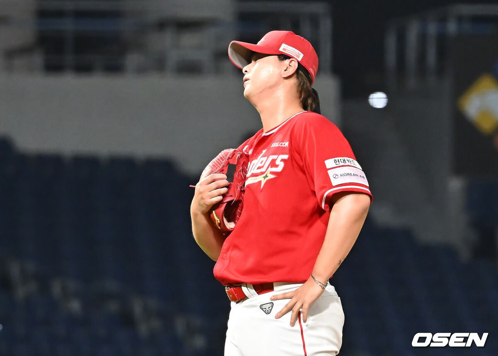 6일 창원NC파크에서 2025 신한 SOL 뱅크 KBO 리그 NC 다이노스와 SSG 랜더스의 경기가 열렸다. 홈팀 NC는 라일리가, 방문팀 SSG는 김건우가 선발 출전했다. SSG 랜더스 김민이 6회말 2사 만루 NC 다이노스 최정원에게 몸에 맞는 볼로 밀어내기 역전을 허용하고 아쉬워하고 있다. 2025.07.06 / foto0307@osen.co.kr