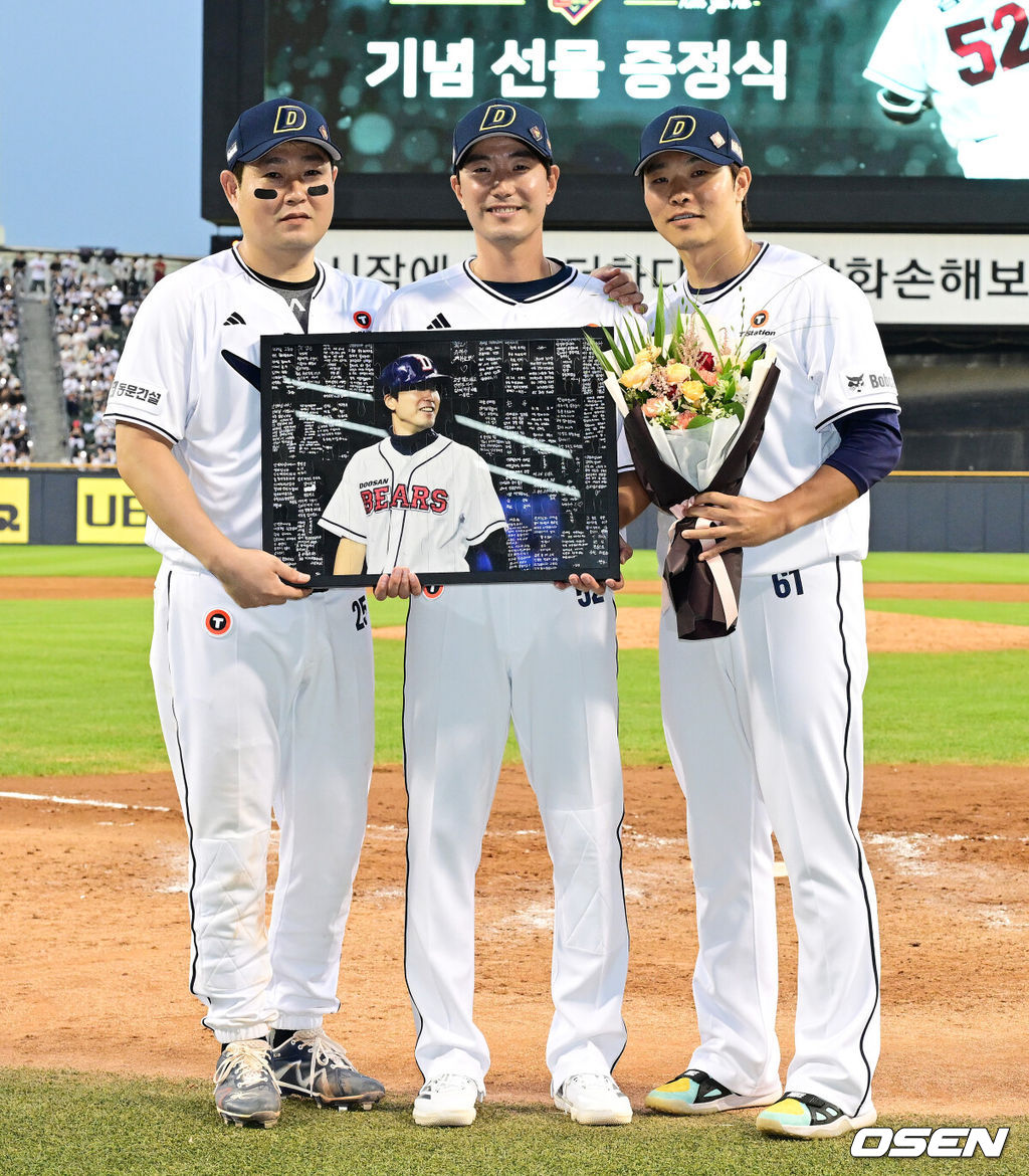 6일 오후 서울 잠실구장에서 ‘2025 신한 SOL Bank KBO리그’ 두산 베어스와 KT 위즈의 경기가 열렸다.두산은 최승용, KT는 엔마누엘 데 헤이수스를 선발로 내세웠다.두산은 이날 2024시즌을 끝으로 은퇴를 선언한 김재호의 은퇴식을 개최한다. 은퇴식 테마는 ‘베어스 올타임 No.1 유격수 김재호’이다. 김재호는 은퇴선수 특별 엔트리를 통해 1군 엔트리에도 이름을 올렸다. 클리닝타임 김재호가 선물 전달식을 갖고 KT 양의지, 최원준과 사진 촬영을 하고 있다. 2025.07.05 /jpnews@osen.co.kr