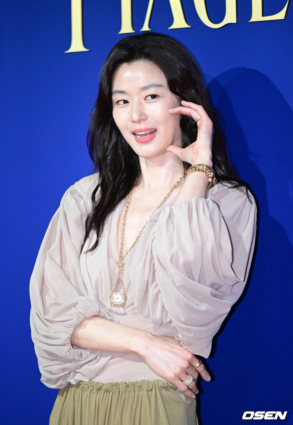 30일 오후 서울 한남동의 한 매장에서 시계브랜드의 주얼리 시계 론칭 포토콜 행사가 열렸다.이날 행사에는 전지현, 박규영, 김소현, 모델 아이린이 참석해 자리를 빛냈다.배우 전지현이 행사에 참석해 포즈를 취하고 있다. / dreamer@osen.co.kr