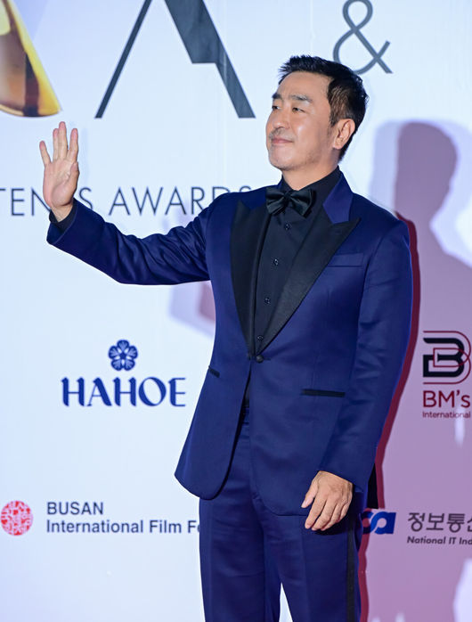 6일 오후 부산 해운대구 영화의전당 BIFF 야외무대에서 제29회 부산국제영화제 '2024 아시아콘텐츠어워즈&글로벌OTT어워즈’가 열렸다.이번 부산국제영화제(이하 부국제)에서는 지난 2일 개막작 ‘전.란’을 시작으로 상영작 54편을 포함해 총 63개국의 영화작품 278편을 영화의전당, CGV센텀시티, 롯데시네마 센텀시티, 영화진흥위원회 표준시사실, 메가박스 부산극장 등 총 5개 극장 26개 상영관에서 만나 볼 수 있다.배우 류승룡이 포즈를 취하고 있다. 2024.10.06 / jpnews@osen.co.kr