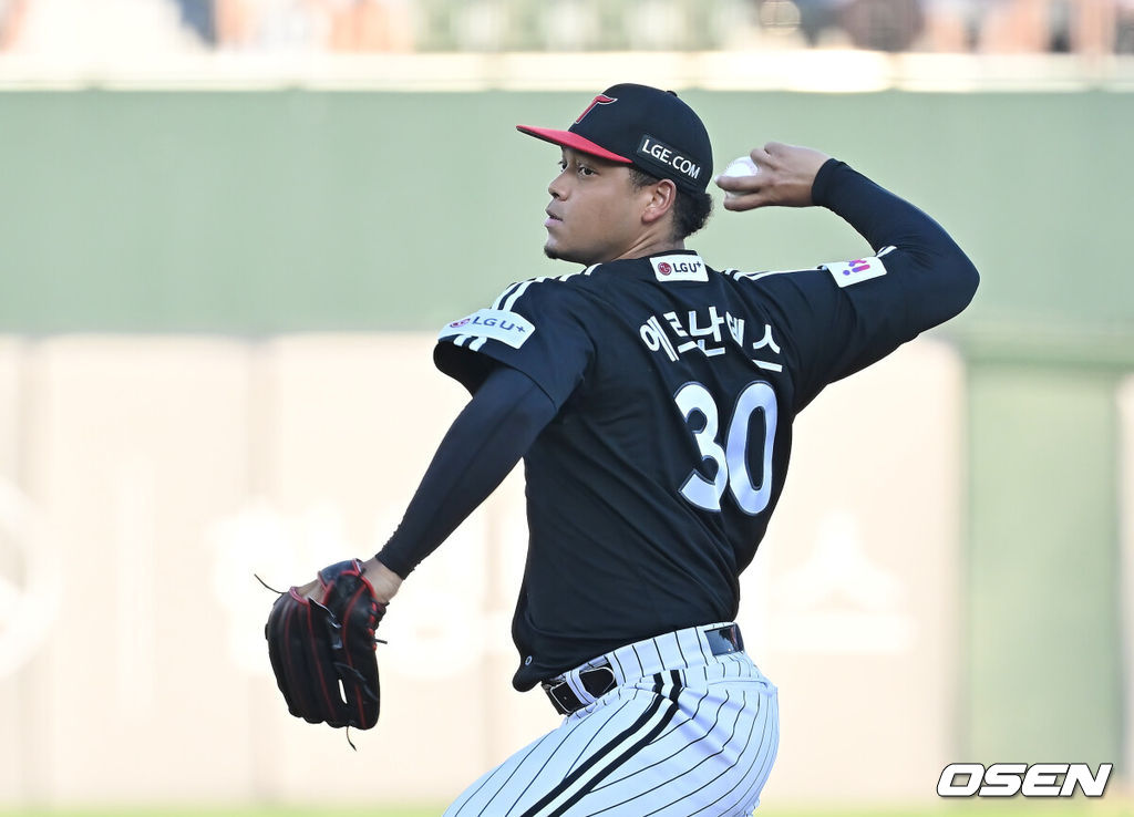 1일 부산 사직야구장에서 2025 신한 SOL 뱅크 KBO 리그 롯데 자이언츠와 LG 트윈스의 경기가 열렸다. 홈팀 롯데는 데이비슨이, 방문팀 LG는 에르난데스가 선발 출전했다.LG 트윈스 선발 투수 에르난데스가 역투하고 있다. 2025.07.01 / foto0307@osen.co.kr