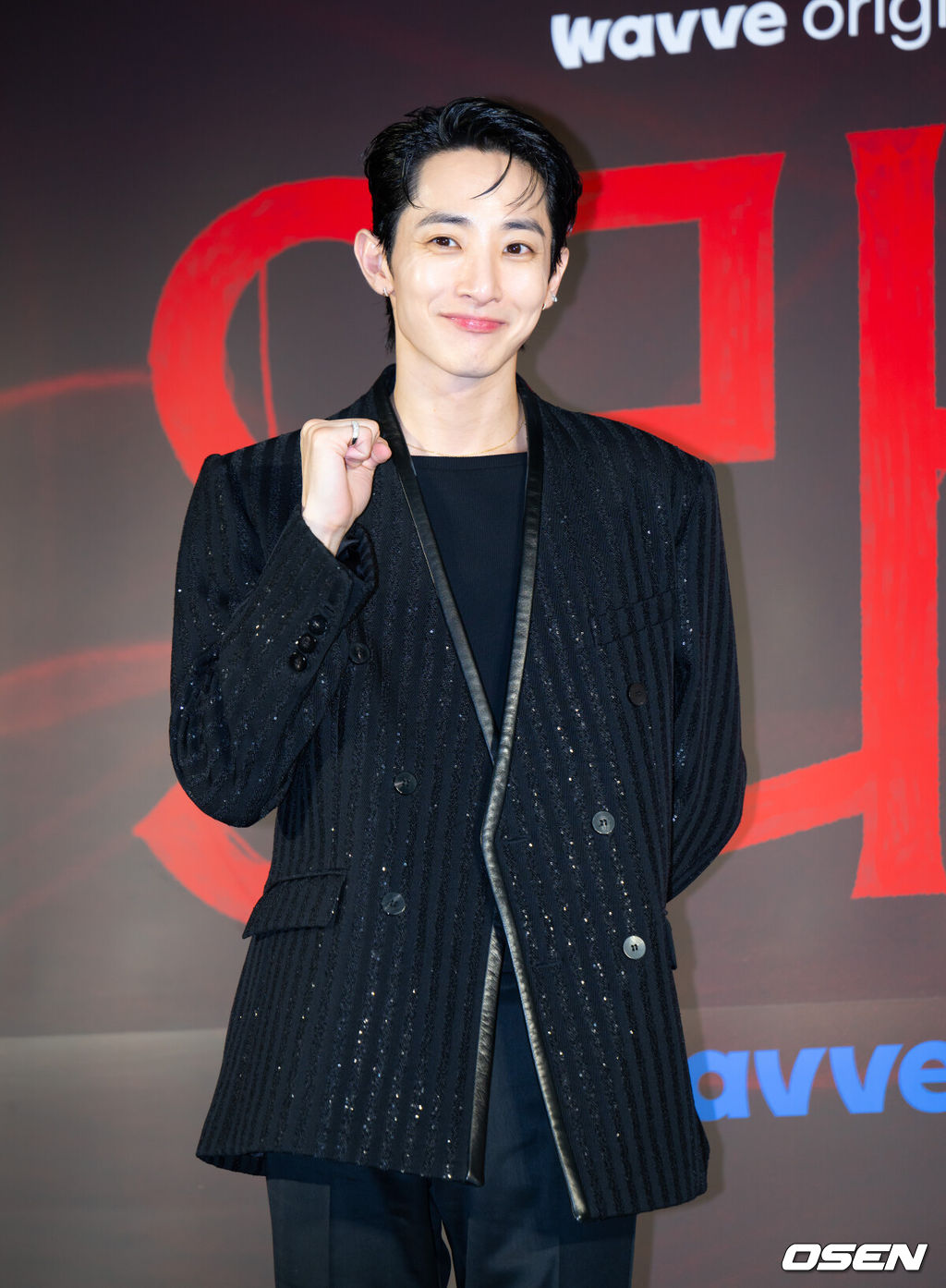 7일 오후 서울 용산구 한강대로 CGV 용산아이파크몰에서 영화 웨이브 오리지널 ‘S라인’ 언론시사회 및 제작발표회가 열렸다. 드라마 ‘S라인’은 성적 관계를 맺은 사람들 사이에 연결된 붉은 선, 일명 S라인이 보이기 시작하면서 감춰졌던 진실과 금지된 욕망이 드러나는 판타지 스릴러다.배우 이수혁이 포토타임을 갖고 있다. 2025.07.07 / ksl0919@osen.co.kr