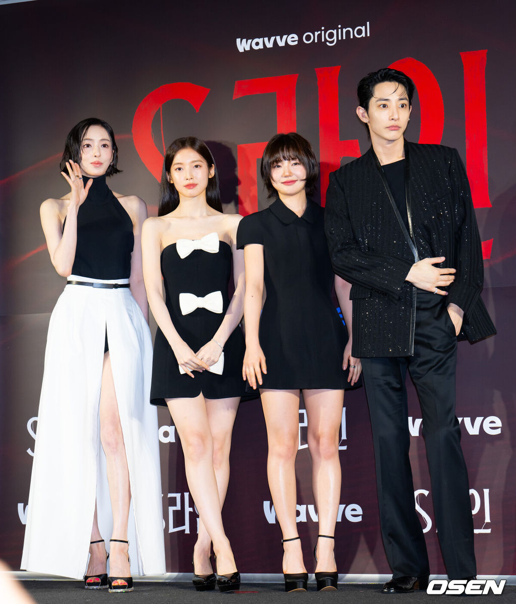7일 오후 서울 용산구 한강대로 CGV 용산아이파크몰에서 영화 웨이브 오리지널 ‘S라인’ 언론시사회 및 제작발표회가 열렸다. 드라마 ‘S라인’은 성적 관계를 맺은 사람들 사이에 연결된 붉은 선, 일명 S라인이 보이기 시작하면서 감춰졌던 진실과 금지된 욕망이 드러나는 판타지 스릴러다.배우 이다희, 아린, 이은샘, 이수혁이 포토타임을 갖고 있다.  2025.07.07 / ksl0919@osen.co.kr