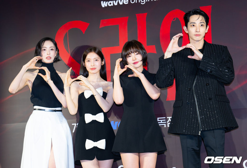 7일 오후 서울 용산구 한강대로 CGV 용산아이파크몰에서 영화 웨이브 오리지널 ‘S라인’ 언론시사회 및 제작발표회가 열렸다. 드라마 ‘S라인’은 성적 관계를 맺은 사람들 사이에 연결된 붉은 선, 일명 S라인이 보이기 시작하면서 감춰졌던 진실과 금지된 욕망이 드러나는 판타지 스릴러다.배우 이다희, 아린, 이은샘, 이수혁이 포토타임을 갖고 있다. 2025.07.07 / ksl0919@osen.co.kr
