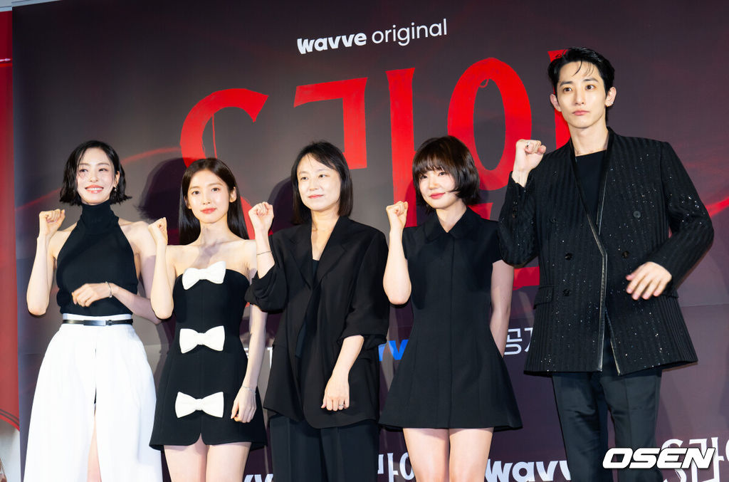 7일 오후 서울 용산구 한강대로 CGV 용산아이파크몰에서 영화 웨이브 오리지널 ‘S라인’ 언론시사회 및 제작발표회가 열렸다. 드라마 ‘S라인’은 성적 관계를 맺은 사람들 사이에 연결된 붉은 선, 일명 S라인이 보이기 시작하면서 감춰졌던 진실과 금지된 욕망이 드러나는 판타지 스릴러다.배우 이다희, 아린, 안주영 감독, 이은샘, 이수혁이 포토타임을 갖고 있다. 2025.07.07 / ksl0919@osen.co.kr