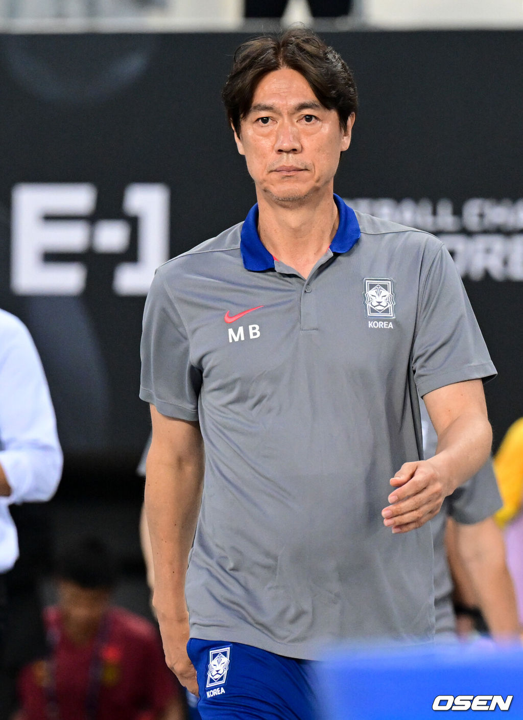 7일 경기 용인시 용인 미르 스타디움에서 2025 동아시아 축구연맹(EAFF) E-1 챔피언십(동아시안컵) 대한민국 남자 축구 대표팀과 중국의 개막전이 열렸다.한국은 중국과 첫 경기를 시작으로 11일 홍콩, 15일 일본과 격돌한다. 경기는 모두 용인에서 치러지며 3경기 성적에 따라 그대로 최종 순위가 결정된다.한국 홍명보 감독이 그라운드에 들어서고 있다. 2025.07.07 /cej@osen.co.kr