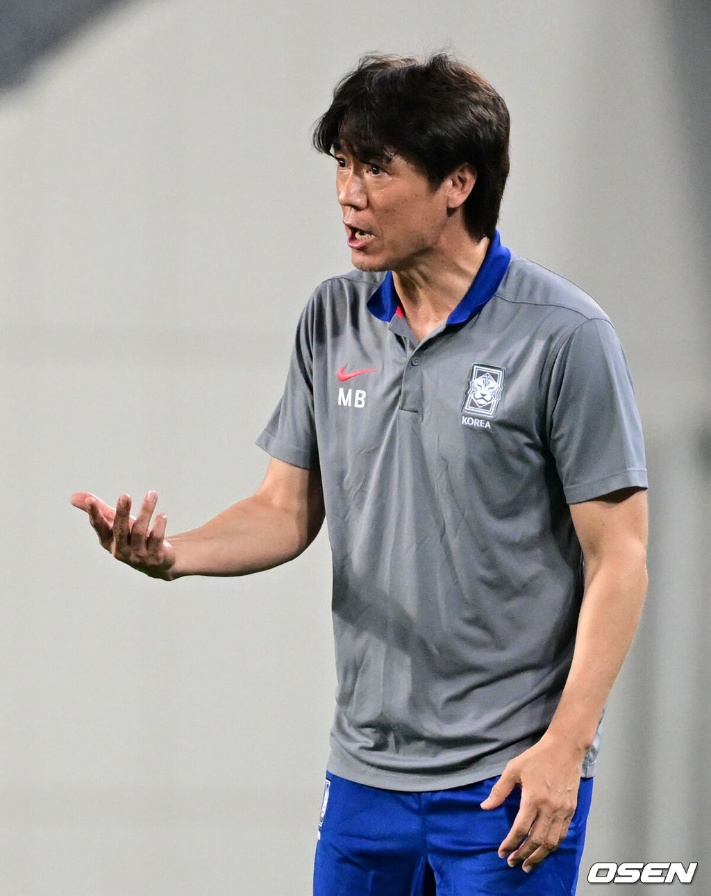 7일 경기 용인시 용인 미르 스타디움에서 2025 동아시아 축구연맹(EAFF) E-1 챔피언십(동아시안컵) 대한민국 남자 축구 대표팀과 중국의 개막전이 열렸다.한국은 중국과 첫 경기를 시작으로 11일 홍콩, 15일 일본과 격돌한다. 경기는 모두 용인에서 치러지며 3경기 성적에 따라 그대로 최종 순위가 결정된다.후반 한국 홍명보 감독이 작전을 지시하고 있다. 2025.07.07 /cej@osen.co.kr