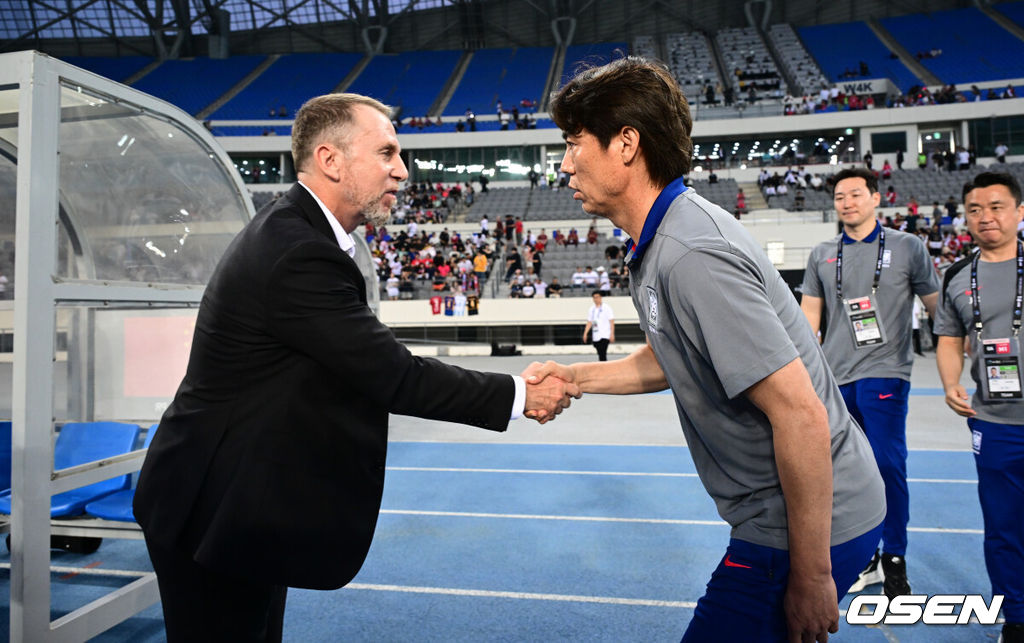 7일 경기 용인시 용인 미르 스타디움에서 2025 동아시아 축구연맹(EAFF) E-1 챔피언십(동아시안컵) 대한민국 남자 축구 대표팀과 중국의 개막전이 열렸다.한국은 중국과 첫 경기를 시작으로 11일 홍콩, 15일 일본과 격돌한다. 경기는 모두 용인에서 치러지며 3경기 성적에 따라 그대로 최종 순위가 결정된다.중국 데얀 주르예비치 감독과 한국 홍명보 감독이 경기 전 악수를 나누고 있다. 2025.07.07 /cej@osen.co.kr