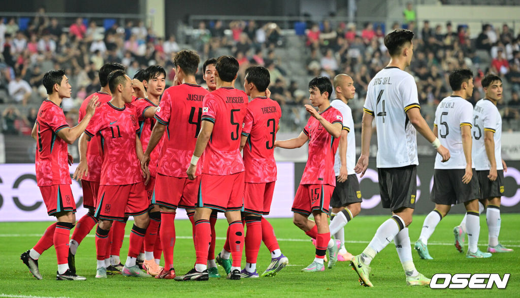 7일 경기 용인시 용인 미르 스타디움에서 2025 동아시아 축구연맹(EAFF) E-1 챔피언십(동아시안컵) 대한민국 남자 축구 대표팀과 중국의 개막전이 열렸다.한국은 중국과 첫 경기를 시작으로 11일 홍콩, 15일 일본과 격돌한다. 경기는 모두 용인에서 치러지며 3경기 성적에 따라 그대로 최종 순위가 결정된다.후반 한국 김주성이 팀의 세 번째 골을 넣은 뒤 축하를 받고 있다. 2025.07.07 /cej@osen.co.kr