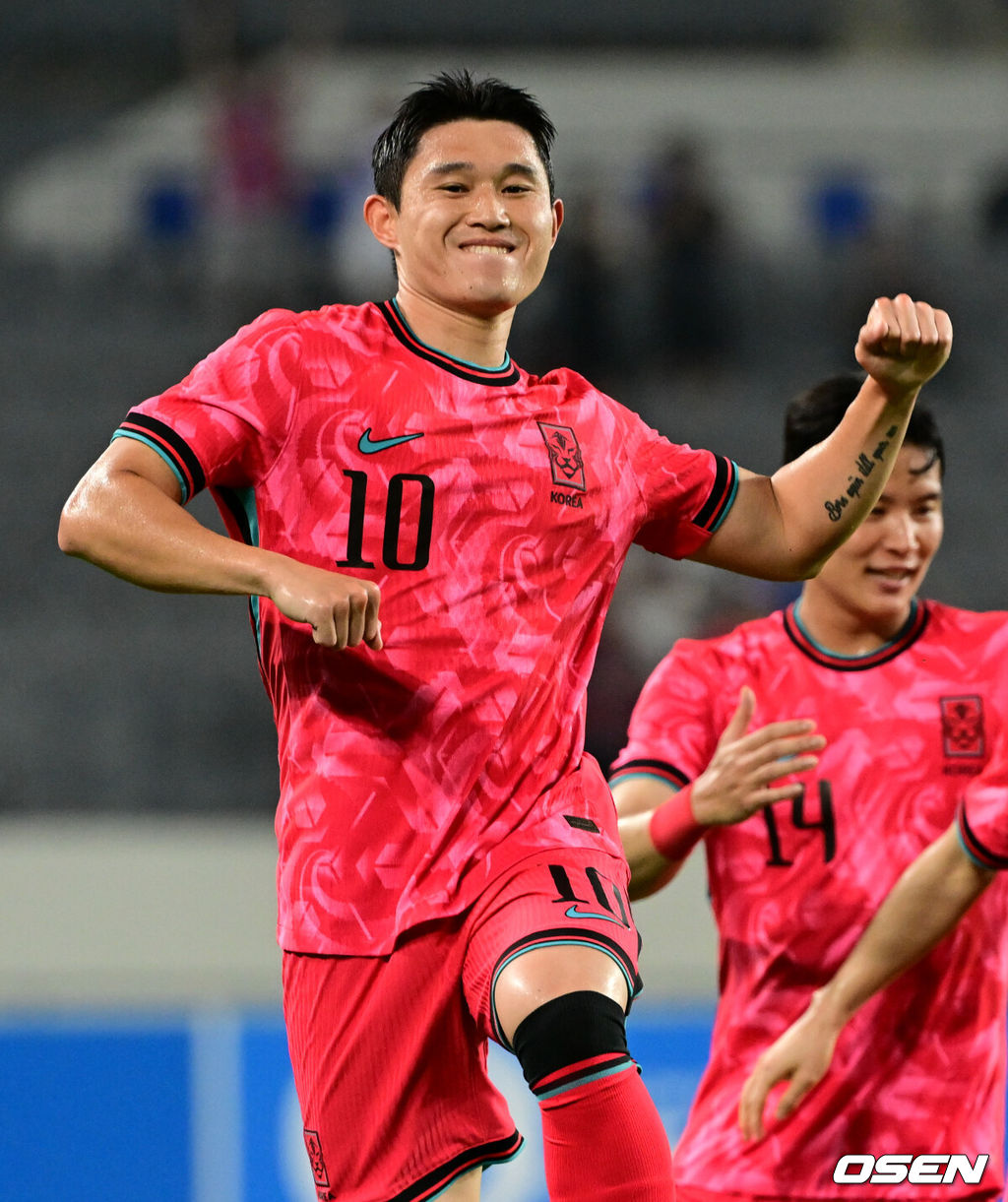 7일 경기 용인시 용인 미르 스타디움에서 2025 동아시아 축구연맹(EAFF) E-1 챔피언십(동아시안컵) 대한민국 남자 축구 대표팀과 중국의 개막전이 열렸다.한국은 중국과 첫 경기를 시작으로 11일 홍콩, 15일 일본과 격돌한다. 경기는 모두 용인에서 치러지며 3경기 성적에 따라 그대로 최종 순위가 결정된다.전반 한국 이동경이 선제골을 넣은 뒤 기뻐하고 있다. 2025.07.07 /cej@osen.co.kr