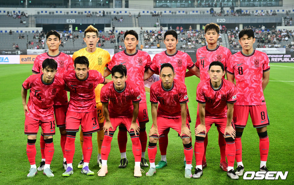 7일 경기 용인시 용인 미르 스타디움에서 2025 동아시아 축구연맹(EAFF) E-1 챔피언십(동아시안컵) 대한민국 남자 축구 대표팀과 중국의 개막전이 열렸다.한국은 중국과 첫 경기를 시작으로 11일 홍콩, 15일 일본과 격돌한다. 경기는 모두 용인에서 치러지며 3경기 성적에 따라 그대로 최종 순위가 결정된다.경기 전 한국 선수단이 포즈를 취하고 있다. 2025.07.07 /cej@osen.co.kr