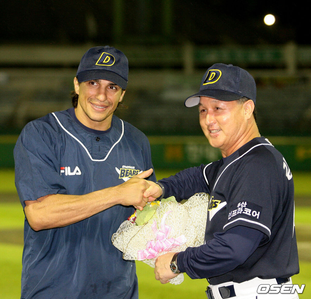 두산 다니엘 리오스가 20승을 달성한 뒤 김경문 감독의 축하를 받고 있다. 2007.09.20 / spjj@osen.co.kr