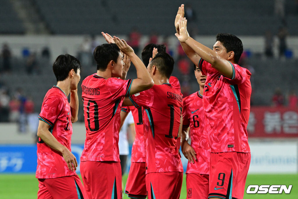 7일 경기 용인시 용인 미르 스타디움에서 2025 동아시아 축구연맹(EAFF) E-1 챔피언십(동아시안컵) 대한민국 남자 축구 대표팀과 중국의 개막전이 열렸다.한국은 중국과 첫 경기를 시작으로 11일 홍콩, 15일 일본과 격돌한다. 경기는 모두 용인에서 치러지며 3경기 성적에 따라 그대로 최종 순위가 결정된다.전반 한국 이동경이 선제골을 넣은 뒤 대표팀과 기뻐하고 있다. 2025.07.07 /cej@osen.co.kr