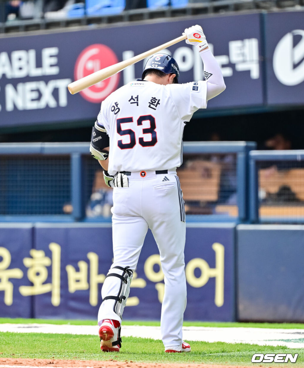 27일 오후 서울 잠실구장에서 ‘2025 신한 SOL BANK KBO리그’ 두산 베어스와 롯데 자이언츠의 경기가 진행됐다.이날 경기에서 두산은 최승용을, 롯데는 박진을 선발투수로 내세웠다.4회말 무사 1,2루 두산 양석환이 3루수 앞 직선타를 날린뒤 아쉬워하고 있다. 2025.04.27 /