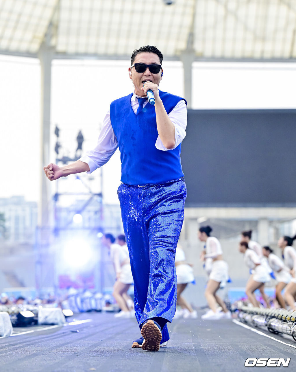 28일 인천 아시아드 주경기장에서 ‘싸이흠뻑쇼 SUMMERSWAG2025(썸머스웨그2025)’ 첫 공연이 진행됐다. 이날 첫 공연에는 지드래곤과 블랙핑크의 로제가 깜짝 등장해 관객들의 뜨거운 환호를 받았다. 로제에 이어 두 번째 게스트로 모습을 드러낸 지드래곤은 'PO￦ER'와 'HOME SWEET HOME'을 부르며 무대를 누볐다. 싸이가 멋진 무대를 펼치고 있다.   2025.06.28 /soul1014@osen.co.kr