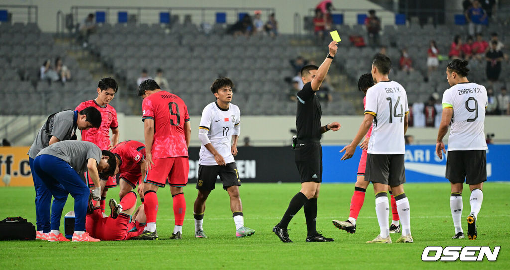 7일 경기 용인시 용인 미르 스타디움에서 2025 동아시아 축구연맹(EAFF) E-1 챔피언십(동아시안컵) 대한민국 남자 축구 대표팀과 중국의 개막전이 열렸다.한국은 중국과 첫 경기를 시작으로 11일 홍콩, 15일 일본과 격돌한다. 경기는 모두 용인에서 치러지며 3경기 성적에 따라 그대로 최종 순위가 결정된다.전반 한국 이동경에 파울을 범한 중국이 옐로 카드를 받고 있다. 2025.07.07 /cej@osen.co.kr