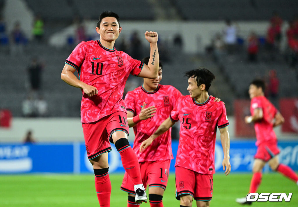 7일 경기 용인시 용인 미르 스타디움에서 2025 동아시아 축구연맹(EAFF) E-1 챔피언십(동아시안컵) 대한민국 남자 축구 대표팀과 중국의 개막전이 열렸다.한국은 중국과 첫 경기를 시작으로 11일 홍콩, 15일 일본과 격돌한다. 경기는 모두 용인에서 치러지며 3경기 성적에 따라 그대로 최종 순위가 결정된다.전반 한국 이동경이 선제골을 넣은 뒤 기뻐하고 있다. 2025.07.07 /cej@osen.co.kr